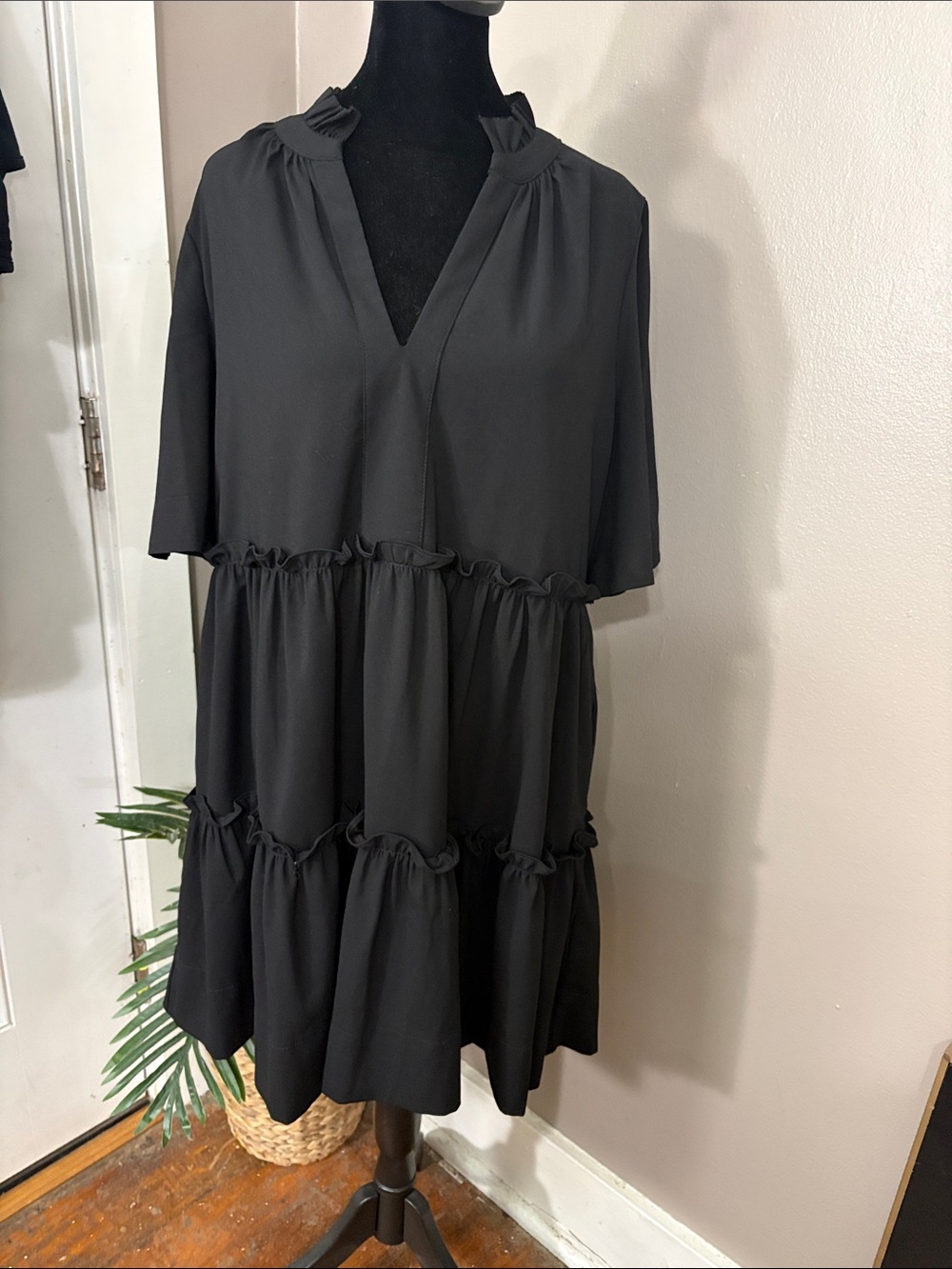 Tuckernuck Black Tiered V-Neck Short Sleeve Dress Size L